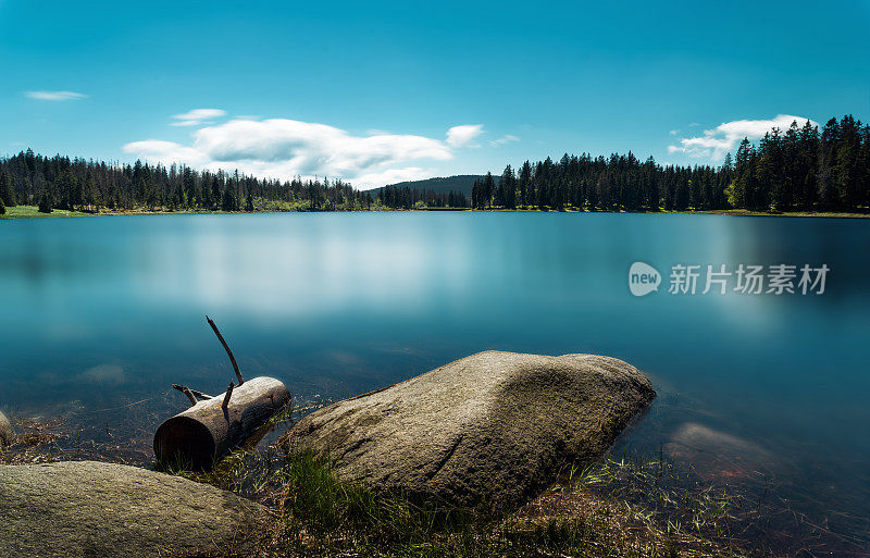 德国的蓝色水坝湖，有着美丽的水面倒影，森林景观和蓝天——奥德泰奇，哈尔茨