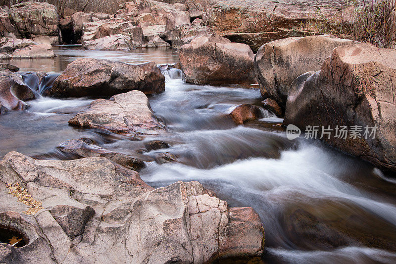 湍急的河水与大岩石和巨石