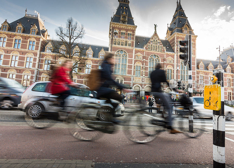 骑自行车的人在阿姆斯特丹国立博物馆前的街道上骑车