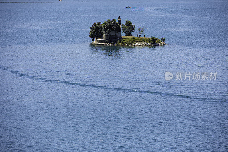 带教堂的山湖