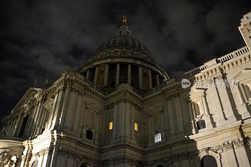 英国伦敦圣保罗大教堂的夜晚