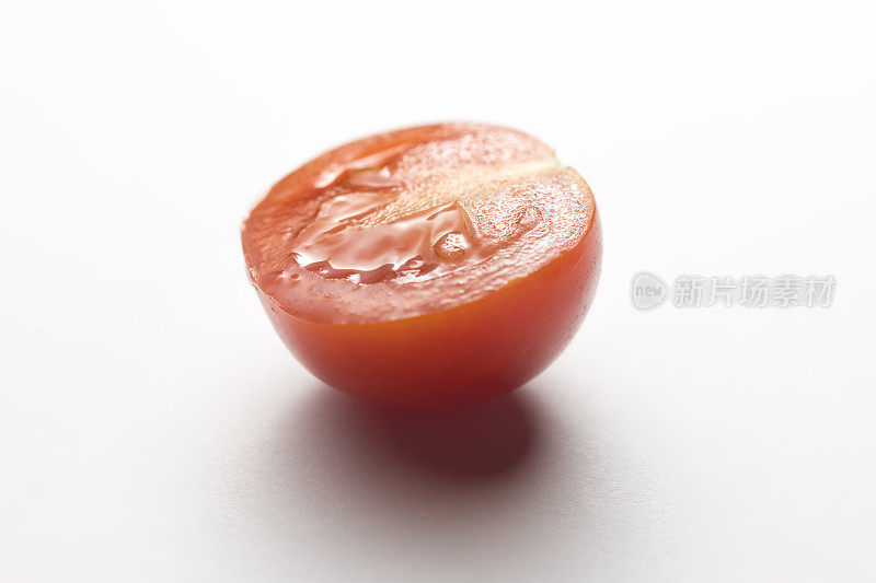 樱桃番茄片衬白色。
