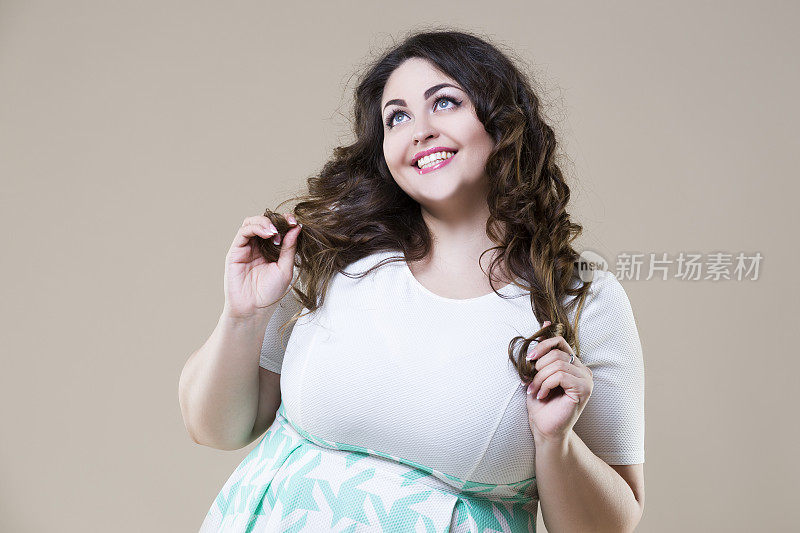 快乐加尺寸时装模特，性感的胖女人米色背景
