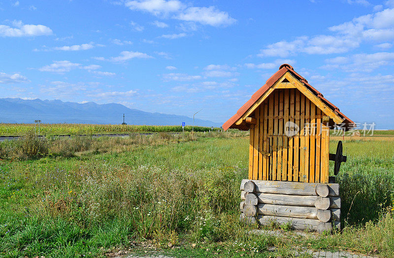 罗马尼亚草地上的木水井