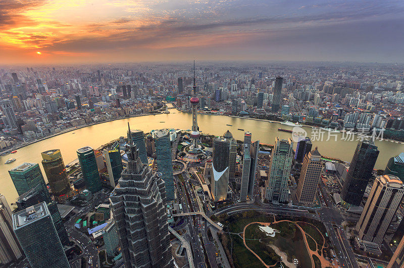 俯瞰日落时分的上海城市景观和天际线