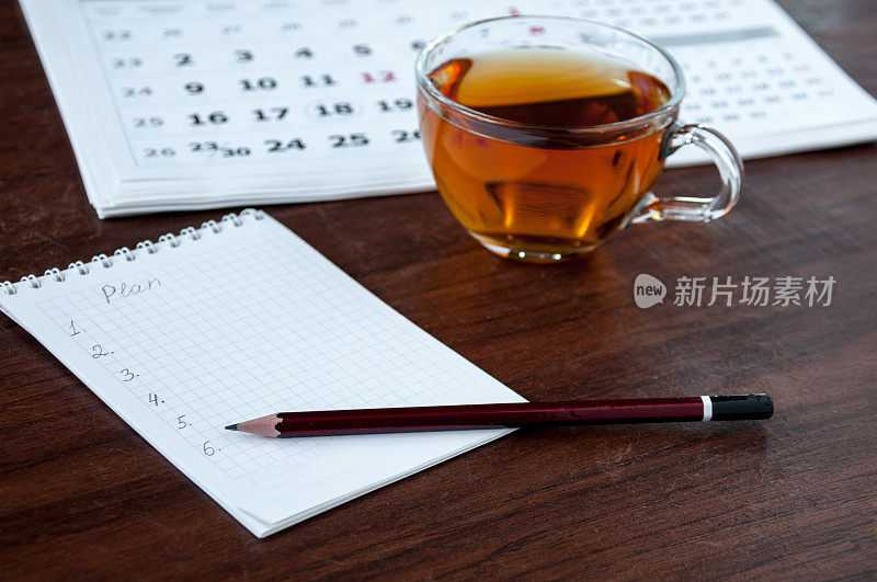 计划，在桌子上，茶，记事本，铅笔和日历