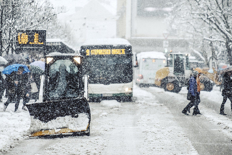 二月的正午，城市地区有暴风雪