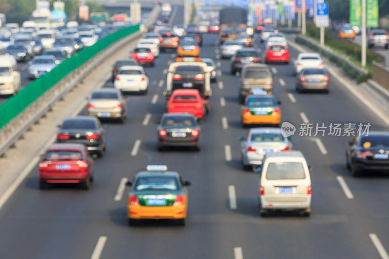 模糊的汽车在北京拥挤的城市道路上行驶