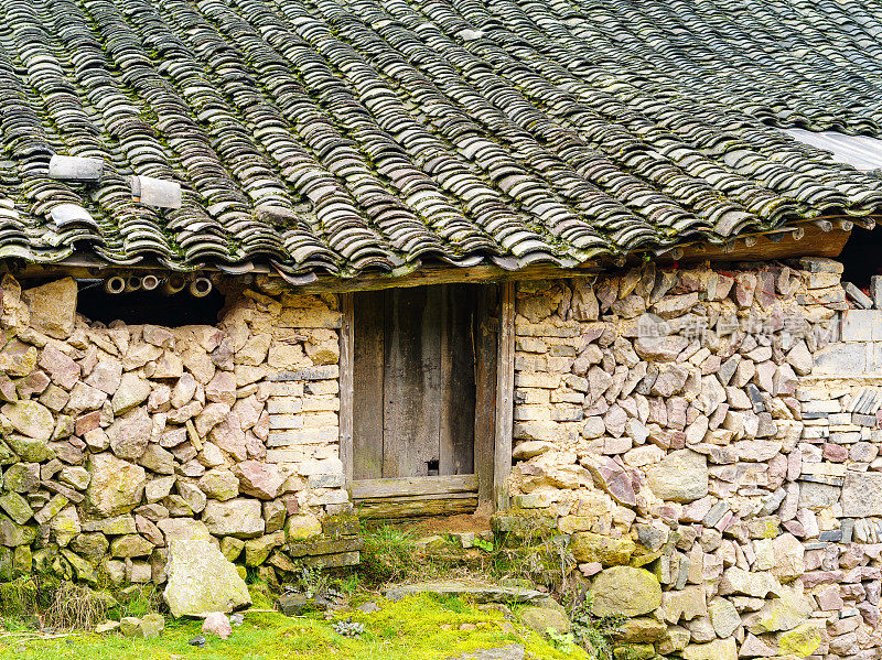 中国传统的瓦房、木房和石头房，村庄里破败的房屋。