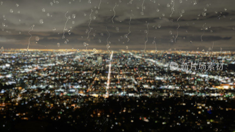 雨中的洛杉矶天际线