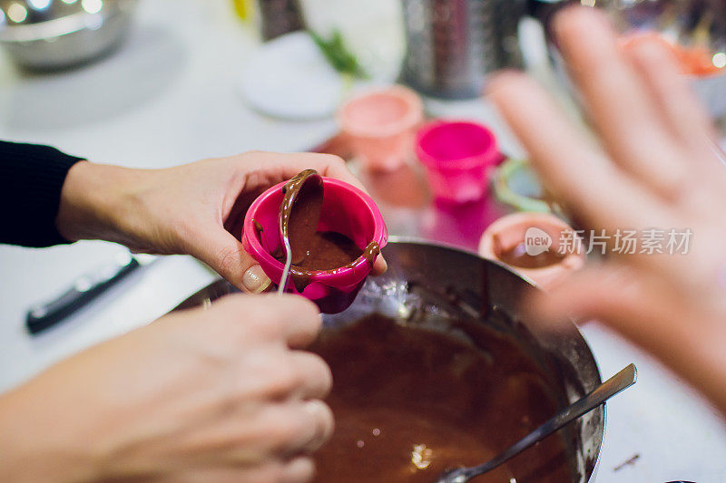 一个女人在桌子上准备做巧克力派的面团
