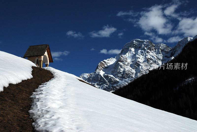 小教堂和西玛迪西的背景白云石山，阿尔塔巴迪亚。Trentino阿迪杰,意大利。