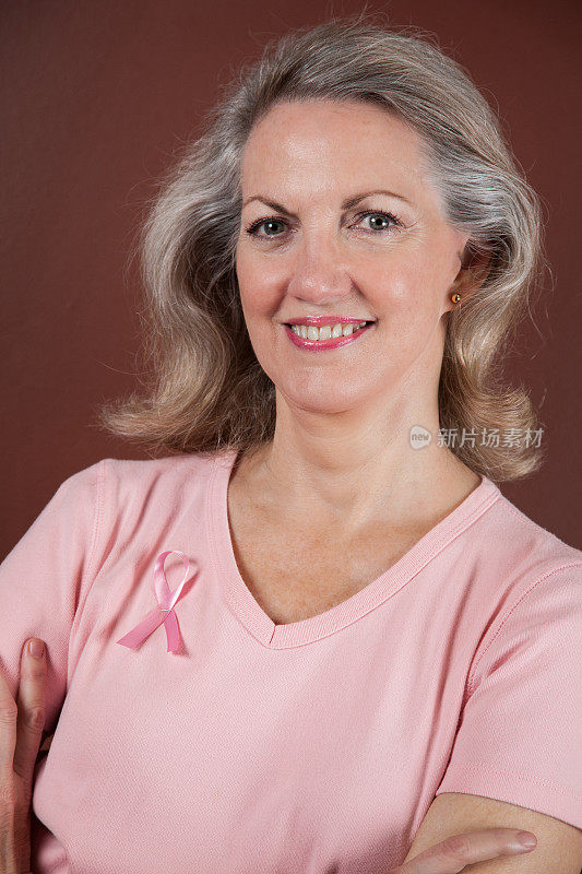 自信的老年乳腺癌幸存者对着镜头微笑