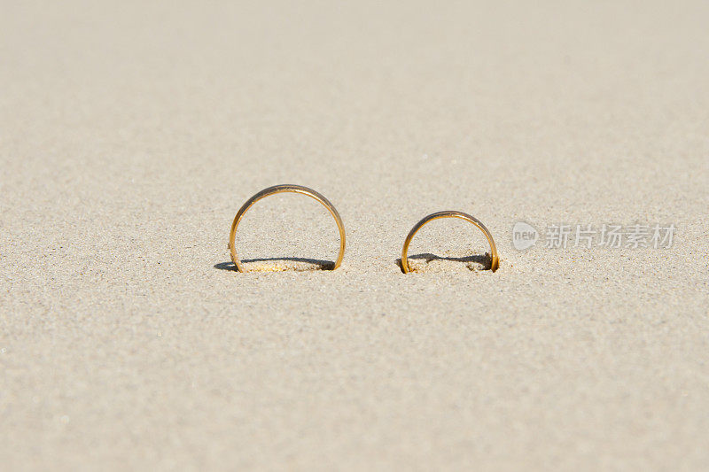 沙滩上的结婚戒指