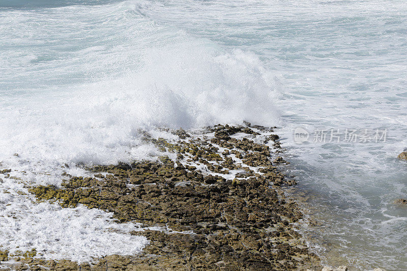 海浪袭击安提瓜多岩石的海岸线