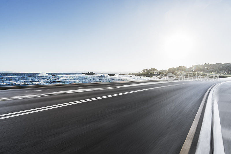 模糊的运动海岸道路对天空