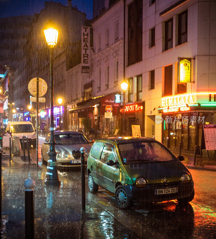 巴黎街头下着倾盆大雨