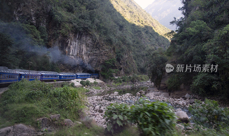 在前往秘鲁马丘比丘的途中，从火车窗口看到的乌鲁班巴河