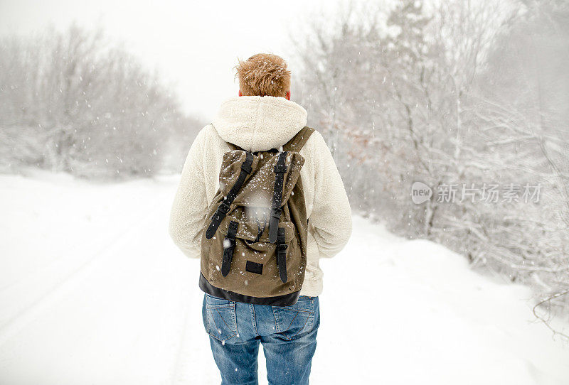 冬天的肖像年轻美丽的女人在雪。下雪的冬天美丽时尚的概念。