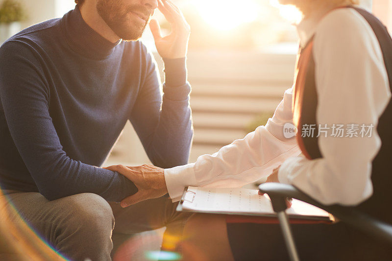 压抑的大胡子男子在高领毛衣谈论精神科医生的痛苦特写