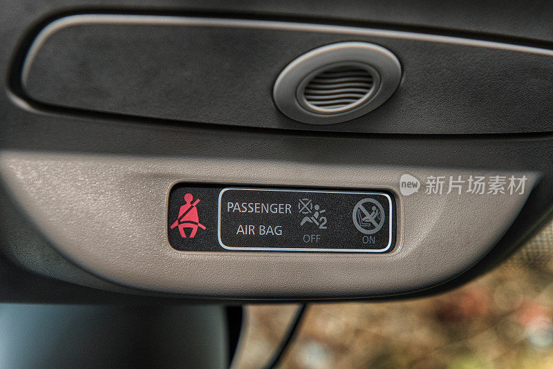 汽车内部与座椅安全带和安全气囊灯的特写