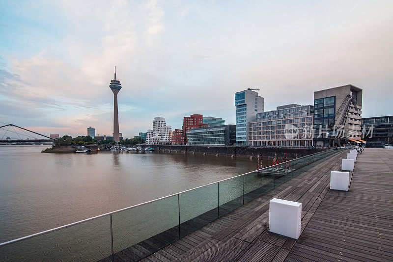 Düsseldorf，德国，日落时分