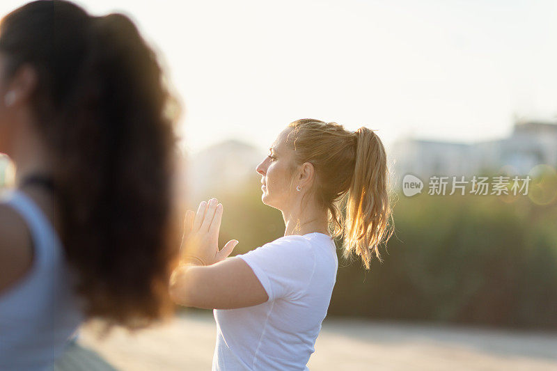 金发女人在瑜伽练习中做祈祷姿势