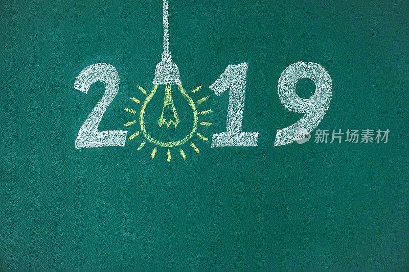 在黑板上用灯泡写2019新年作文