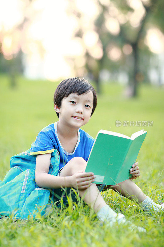 小男孩去上学