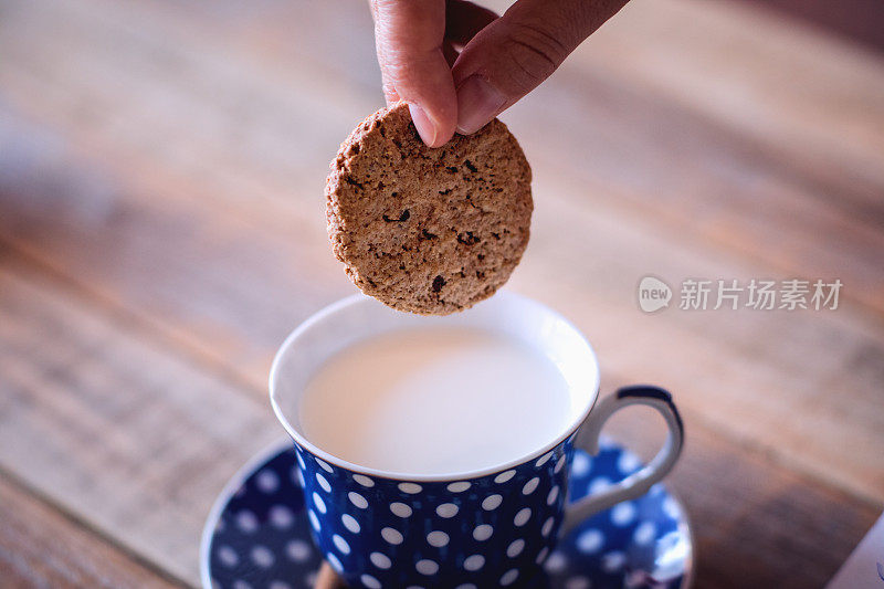 甜点心，茶饼配杯牛奶