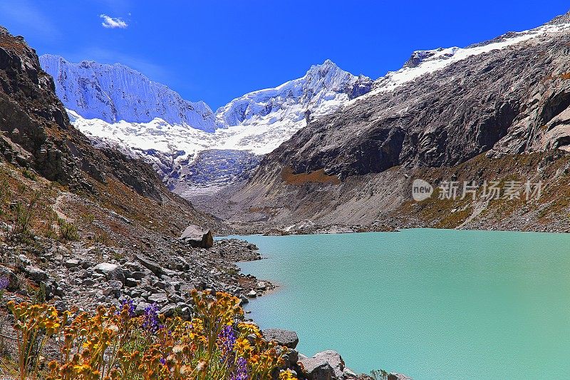 秘鲁安第斯山脉，拉古纳·拉卡湖，冰川和白雪皑皑的布兰卡山脉