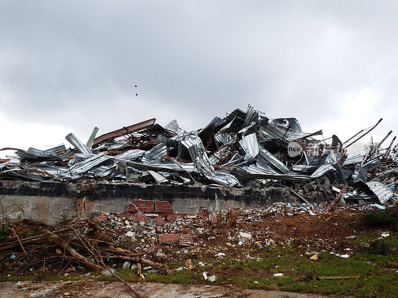 鸟飞过灾难，建筑工业，一堆金属废料-碎石背景