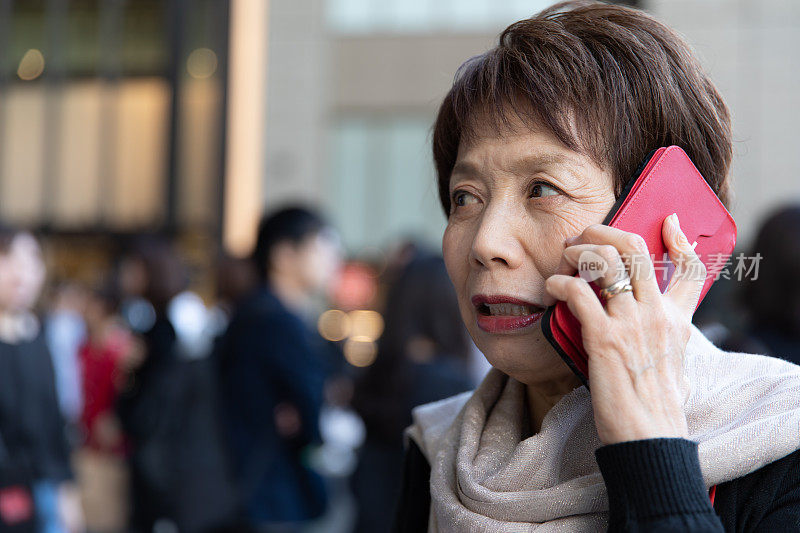 日本年长商务女性使用手机