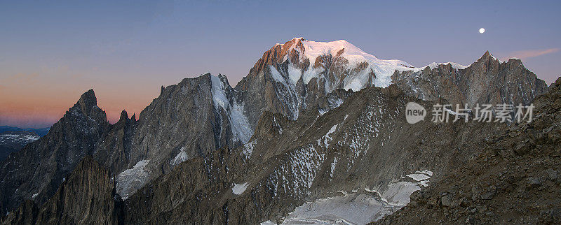 勃朗峰，莫迪特峰，塔库尔峰，日出时的山脉，月光照耀在塔库尔峰上