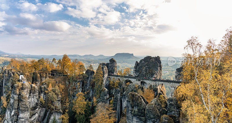 在Elbsandstein山脉的Bastei桥