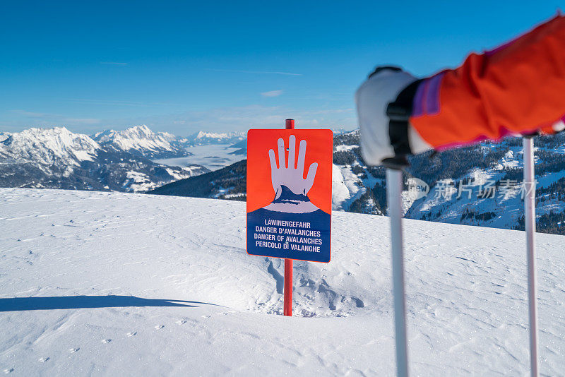 滑雪者在有雪崩危险的地方停下来
