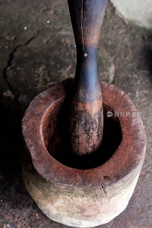 印尼咖啡烘焙工坊的鲁瓦克咖啡。古老的传统磨咖啡豆的方式在一个木制的研磨机。