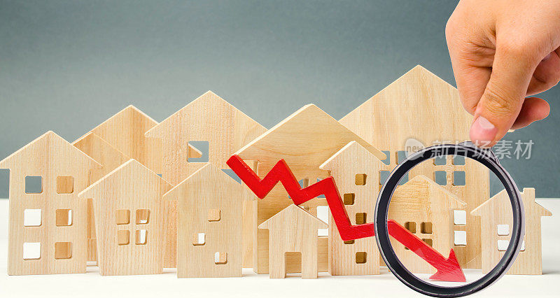 房地产市场下跌的概念。降低抵押贷款的利息。房价和公寓的下跌。抵押贷款利率低。购房需求减少。