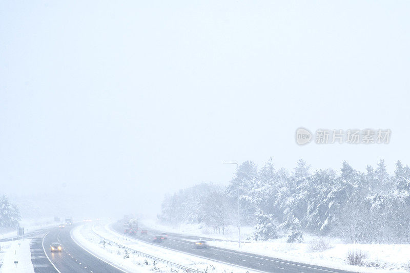 冬季暴风雪期间高速公路上的交通