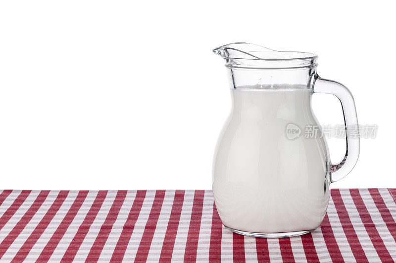 牛奶罐，红白格子桌布，白色背景