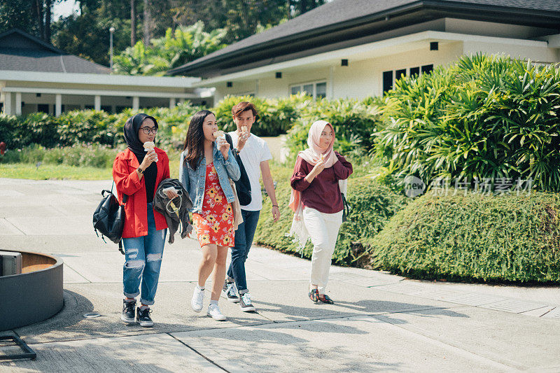 一群亚洲大学生在吃冰淇淋