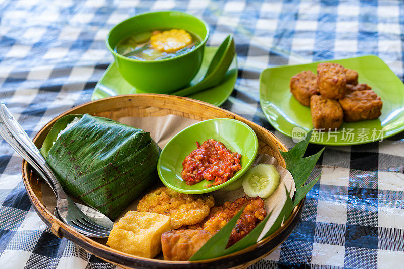 Banyuwangi食物在一个漂亮的盘子，印度尼西亚