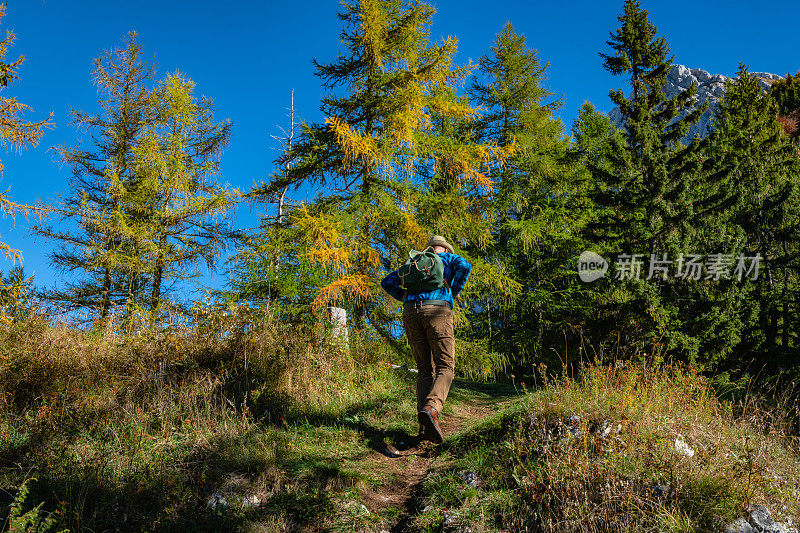 年轻的成年人徒步旅行，享受令人惊叹的风景，朱利安阿尔卑斯山，戈伦斯卡，欧洲斯洛文尼亚