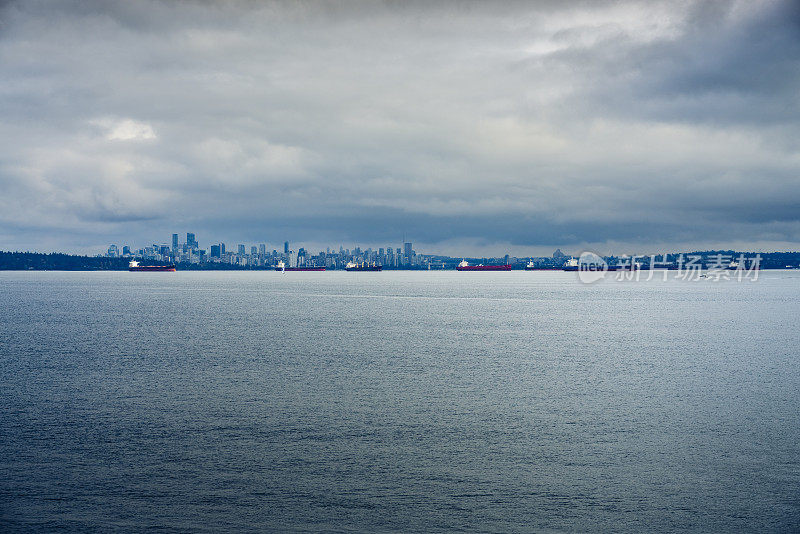 温哥华的天际线横跨海湾和船只在太平洋上移动的远景