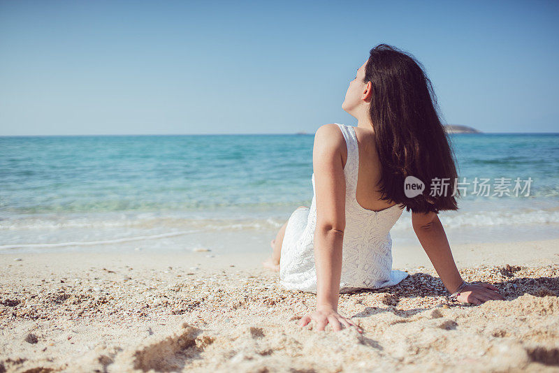 年轻女子在海滩上晒日光浴