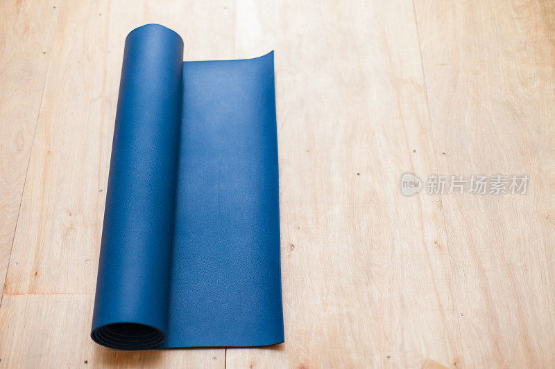 瑜伽室地板上的瑜伽垫