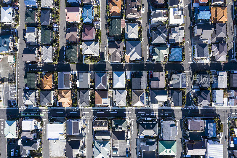 住宅区在一条笔直的街道上的住宅区