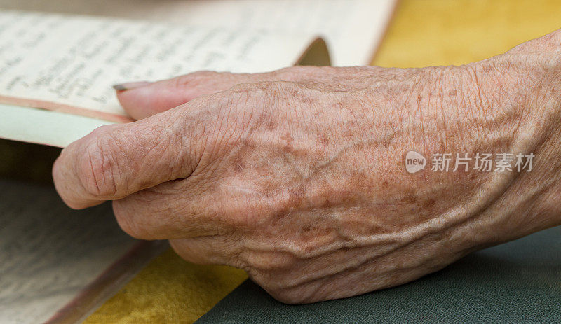 一位年长女性的手。