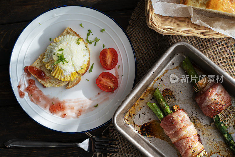 自制健康早餐:鸡蛋吐司和培根芦笋