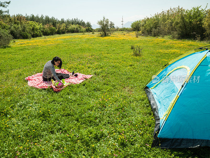 成年女性在春天的大自然中露营